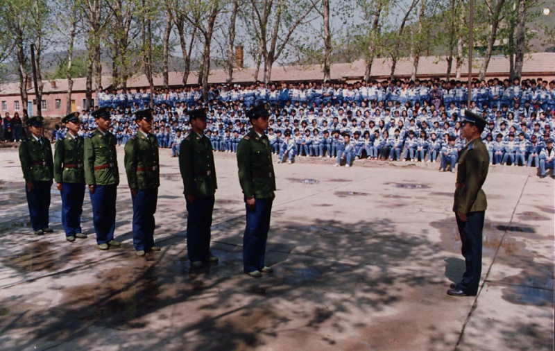 1998年学校组织学生社会实践活动观摩导弹部队训练军姿.jpg